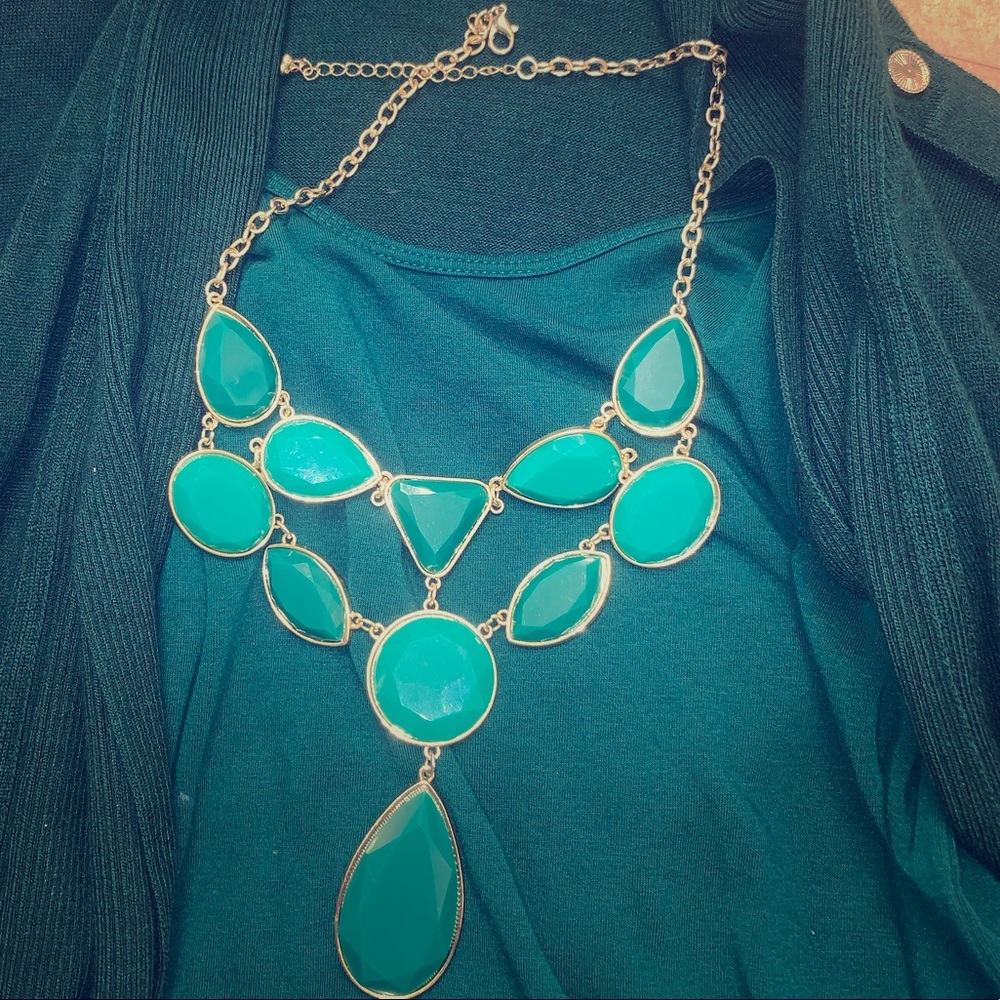Green stone accent necklace